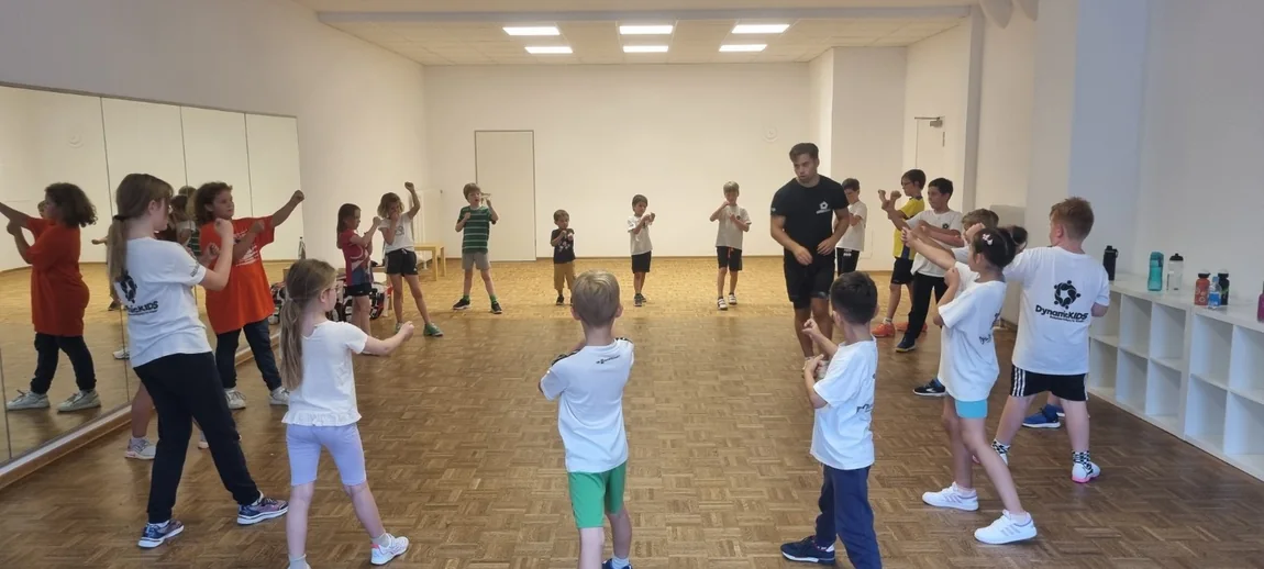 Kinder üben gemeinsam Bewegungsabläufe im DynamicKIDS-Training